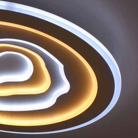 Detalle del Plafón Smart Cloud encendido con luz combinada de tono frío