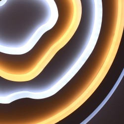 Detalle del Plafón Smart Cloud encendido con luz combinada de tono frío