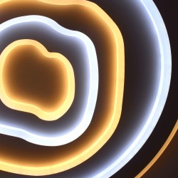 Detalle del Plafón Smart Cloud encendido con luz combinada de tono cálido