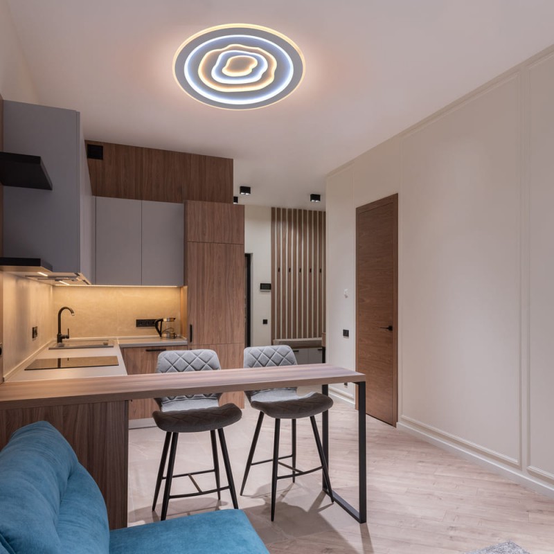 Cocina - comedor decorada con Plafón Smart Cloud encendido con iluminación combinada de tono cálido