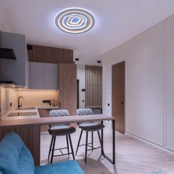 Cocina - comedor decorada con Plafón Smart Cloud encendido con iluminación combinada de tono frío