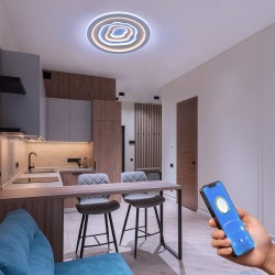 Cocina - comedor decorada con Plafón Smart Cloud encendido con iluminación combinada de tono frío y controlado desde un móvil