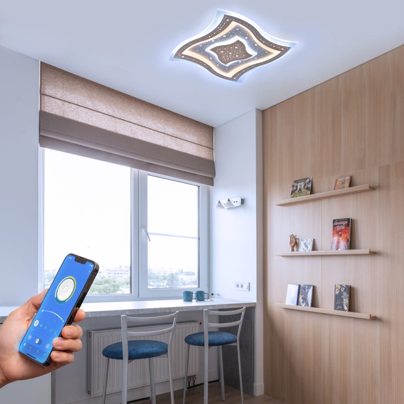 Habitación juvenil decorada con Plafón Smart Lou encendido con iluminación combinada con tono frío y controlado desde un móvil