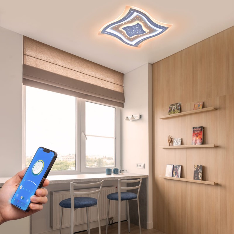 Habitación juvenil decorada con Plafón Smart Lou encendido con iluminación combinada con tono cálido y controlado desde un móvil
