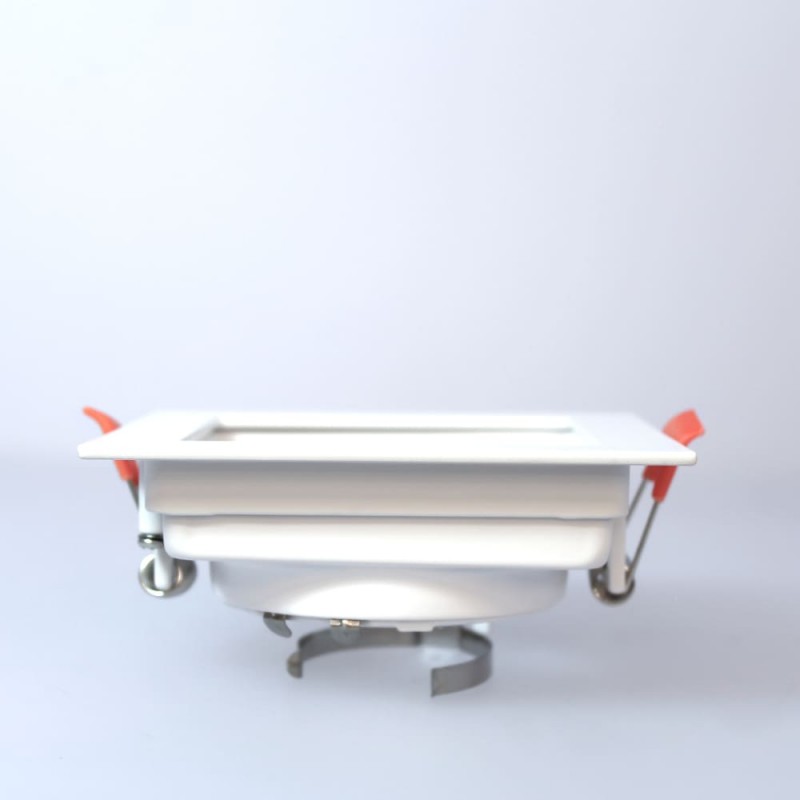 Empotrable Akrah cuadrado blanco visto de perfil