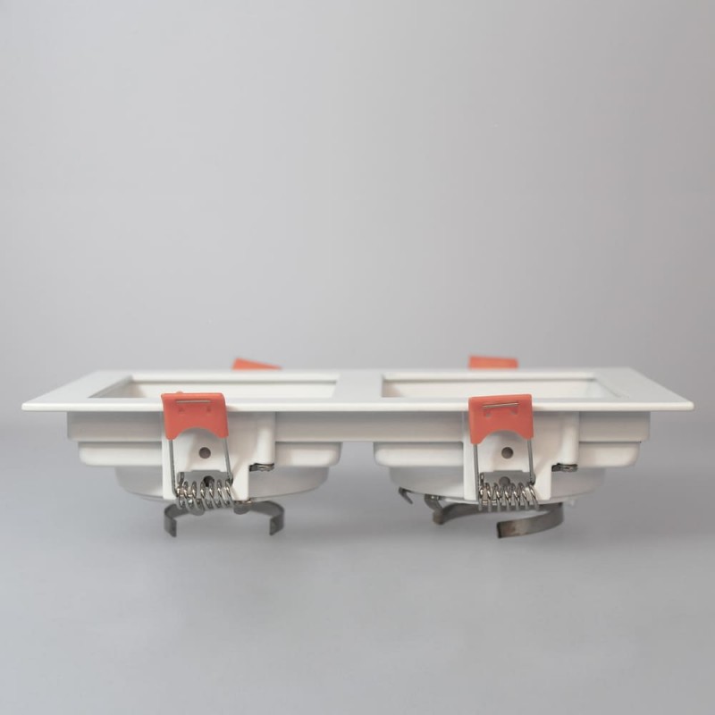 Empotrable Akrah rectangular dos luces blanco visto de perfil