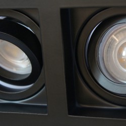 Detalle ángulo de basculación del Empotrable Akrah rectangular dos luces negro