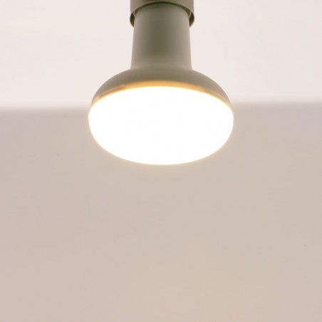 Bombilla LED R90 de 15W encendida