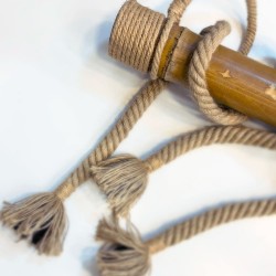 Foto detalle del bambú y la cuerda de la lámpara de techo winery
