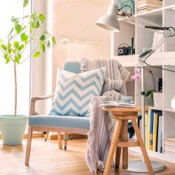 Ambiente de salón con lámpara de pie Luxo blanca