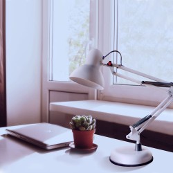 Ambiente de escritorio con flexo Luxo blanco